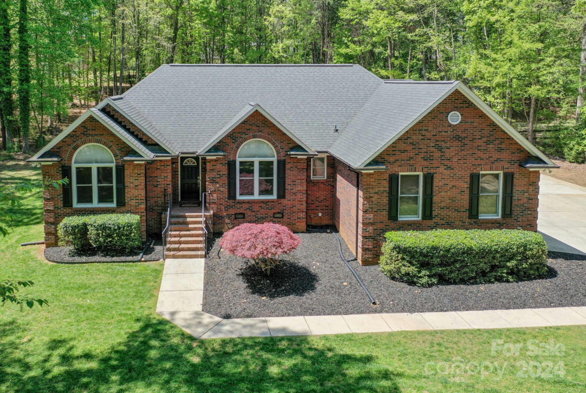 818 KEMP RD, MOORESVILLE, NC 28117, photo 1 of 33